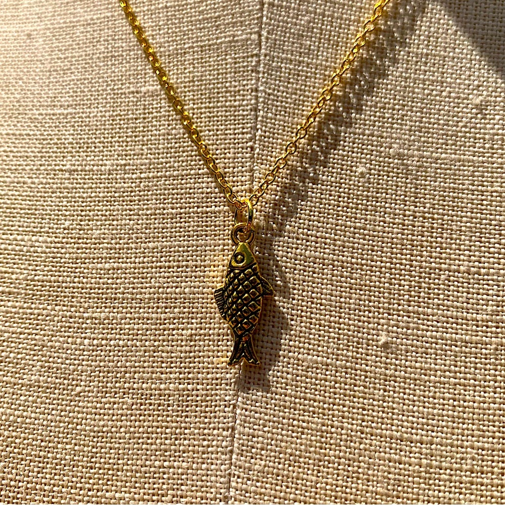NWT Sterling Silver Plated Chain & Fish Alloy Metal Charm Necklace.